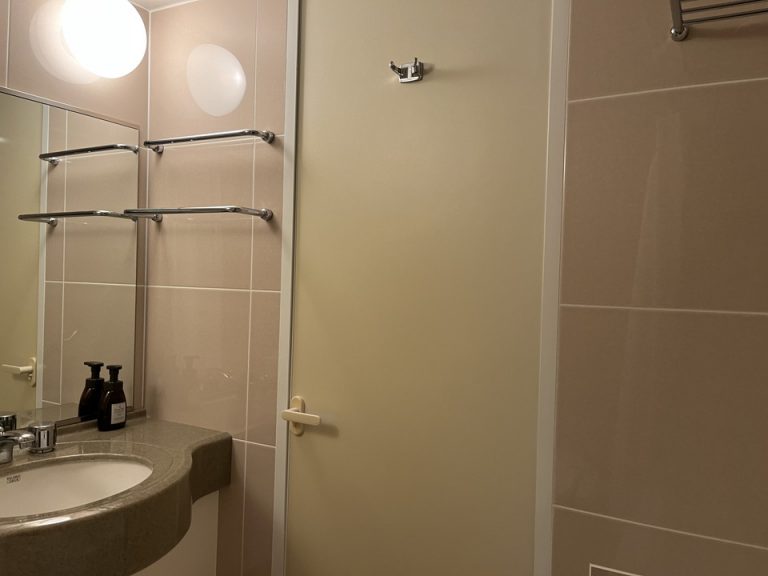 中から見たバスルームのドア