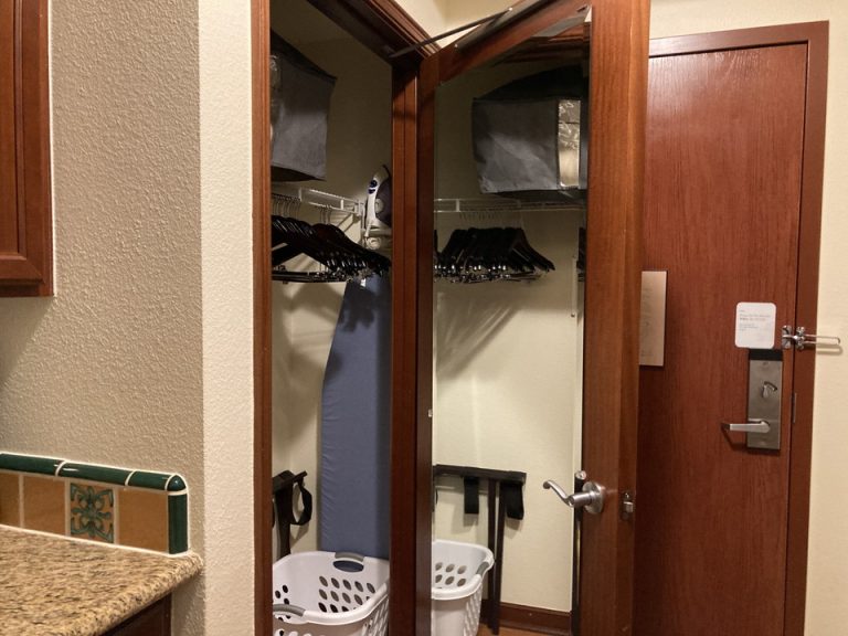 クローゼット外観(開けた状態)