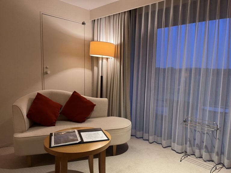 窓際に2人掛けのソファーとミニテーブル