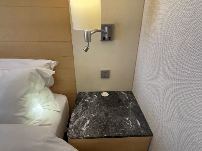 サイドテーブル2