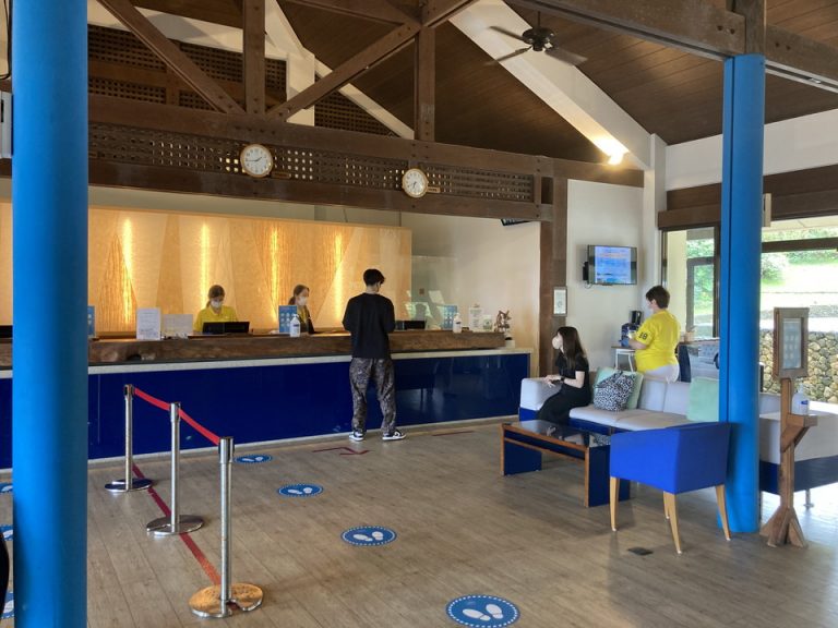 フロントデスク。多国籍の方が働いていました