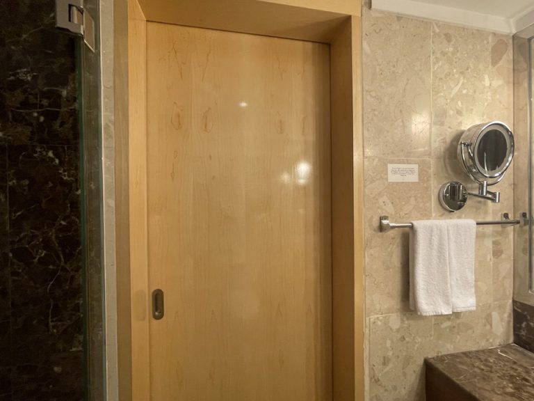 シャワールームから入り口