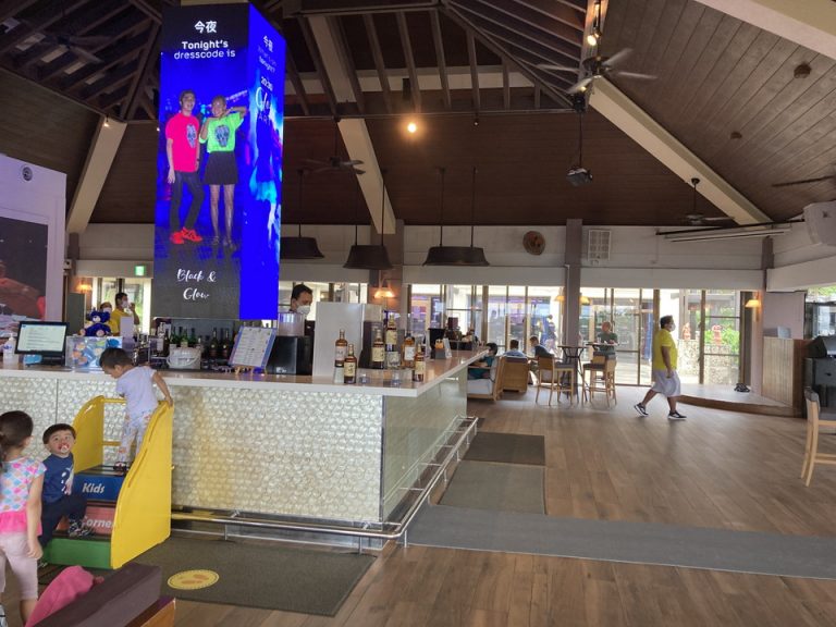 カウンターでドリンクを注文。特定のもの以外、アルコールも無料です