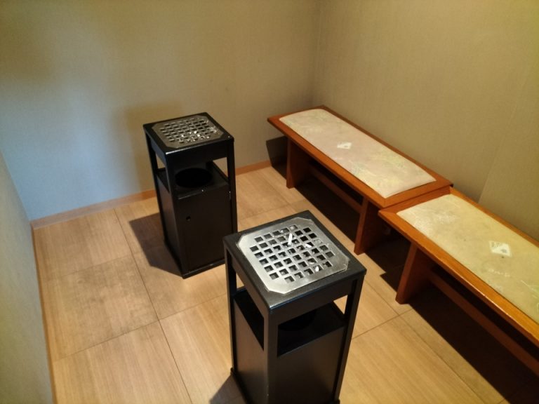 喫煙室 (4)