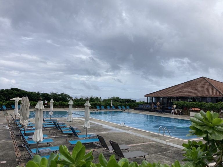 プライベートプール。隣接のバーでドリンクをテイクアウトしてのんびりできます。