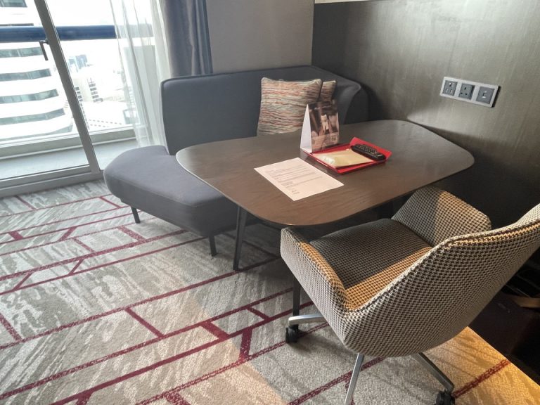 ソファー、デスク