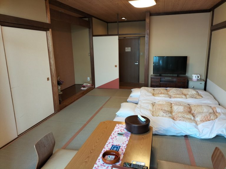 客室全体入り口方向 (2)