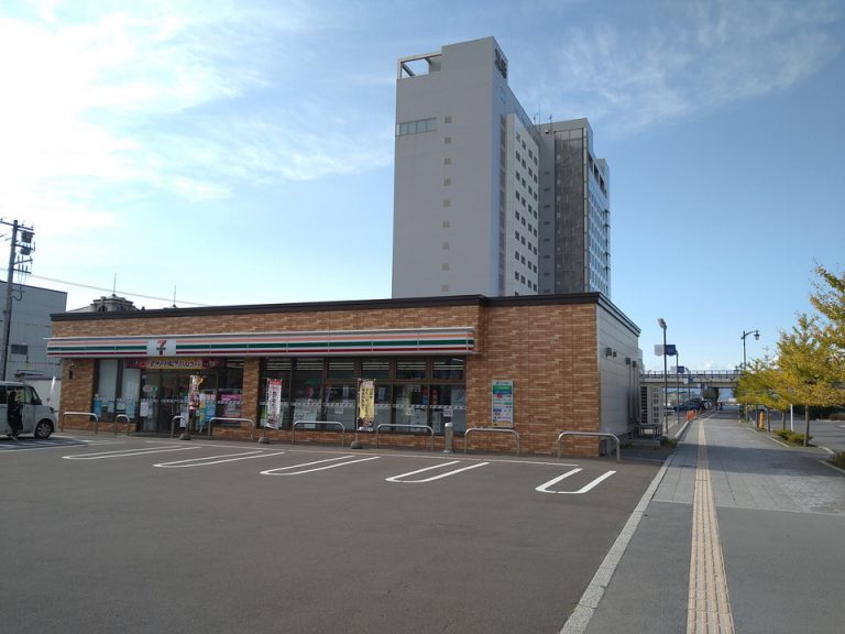 ホテル横にセブンイレブン