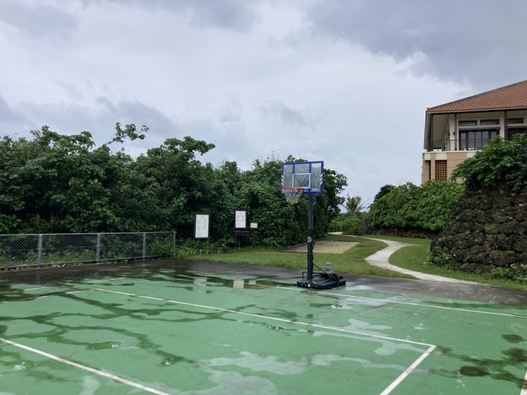 バスケットコート。ボールはフロントで貸出しています