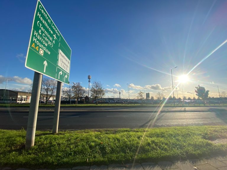 ホテル前道路と先の空港