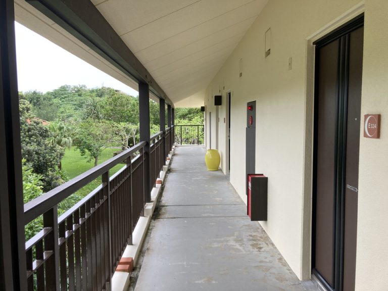 3階の外廊下。緑豊かな敷地です。