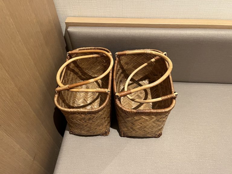 大浴場用の籠もありました。やや小さめでした。バスタオルは入らなかったです。