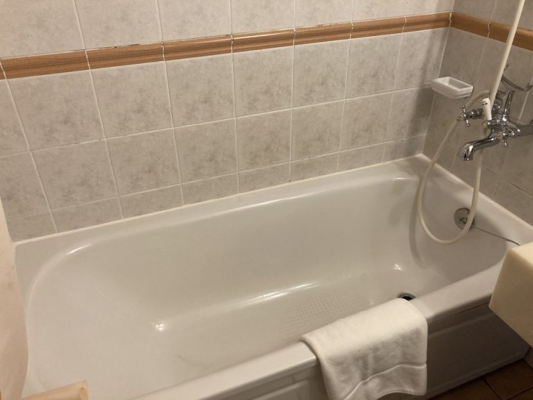 バスタブ。湯温調節は自分でするタイプでした