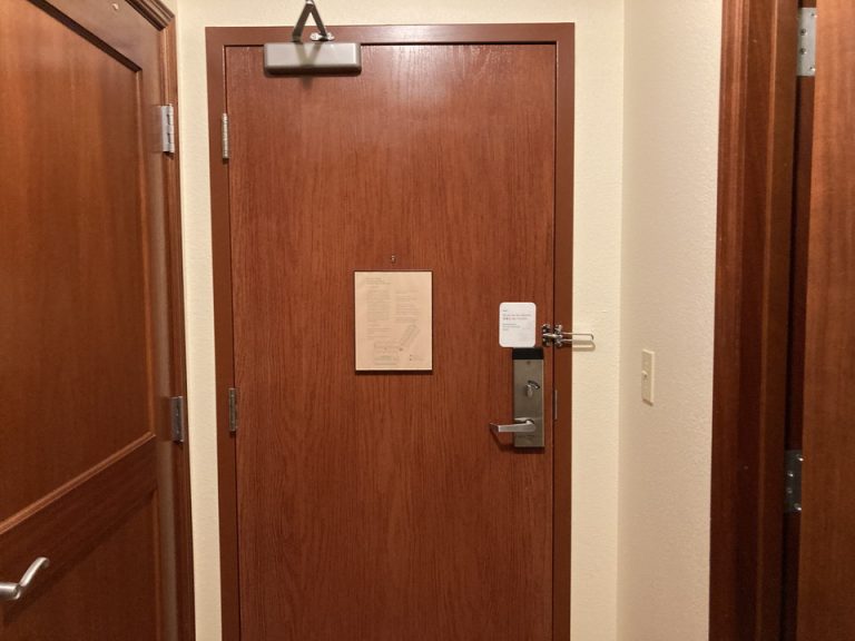 客室入口内観ドア