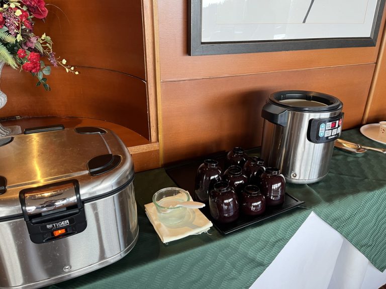 ご飯とお味噌汁もありました。