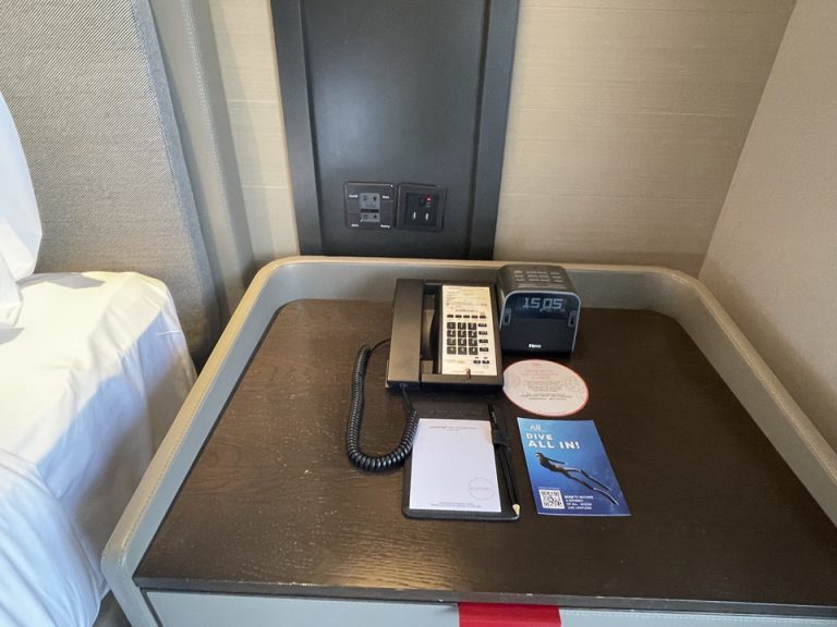 ベッドサイド右