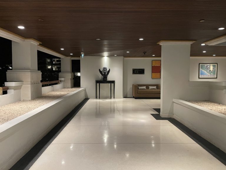 エレベーターを出たすぐ廊下