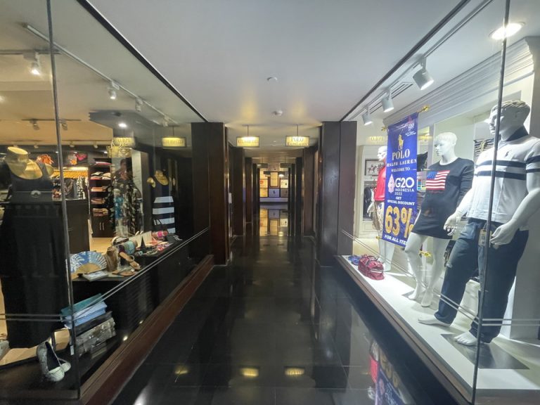 ホテル内のお店廊下