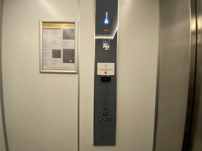 エレベーターボタン
