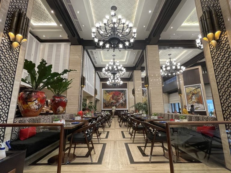 朝食会場メイン