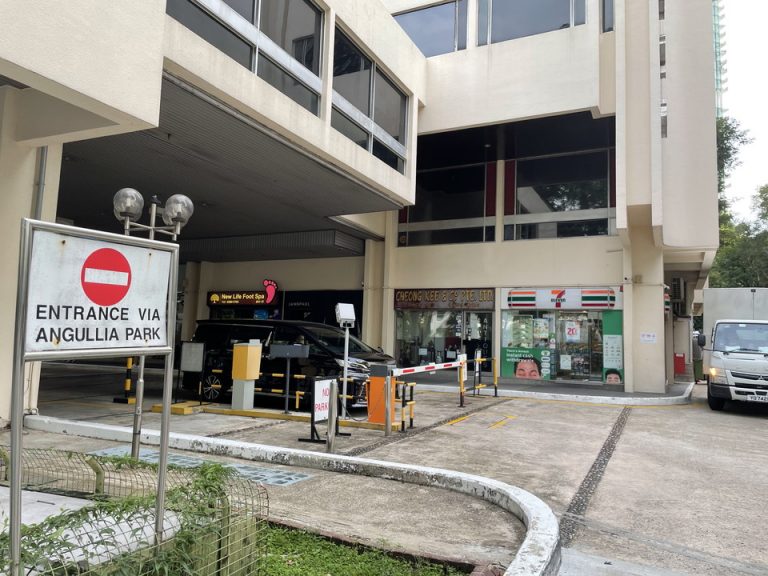 隣のモールのコンビニ