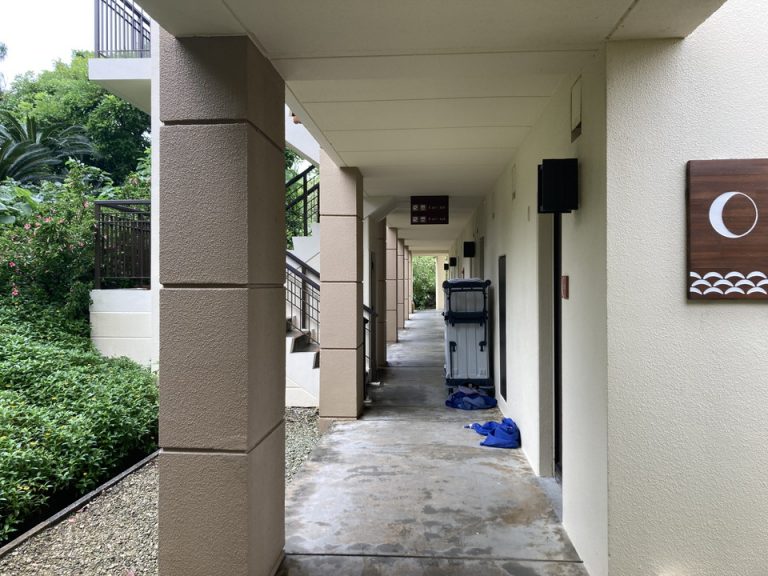 今回宿泊した棟の1階。3階建てですが、エレベーターはありません。