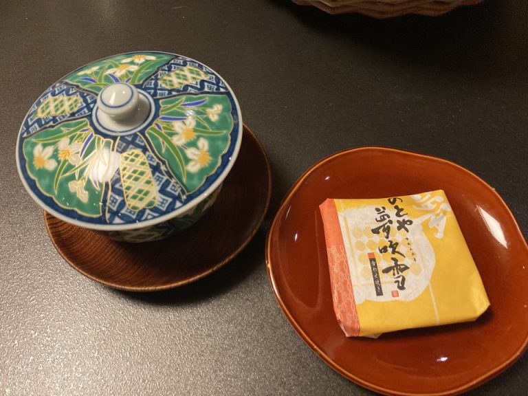 お茶とお茶請け菓子