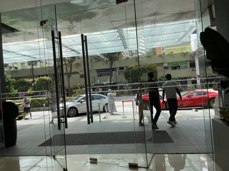 エントランス中から