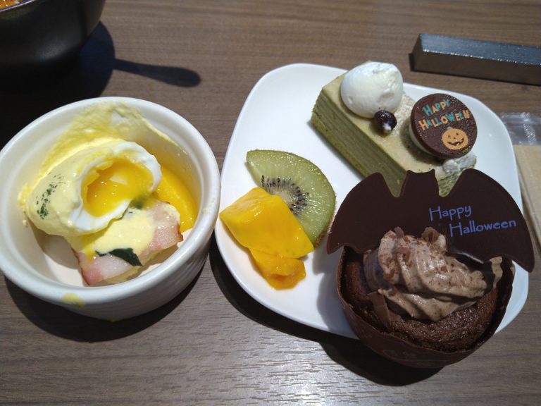 エッグベネディクトとデザート