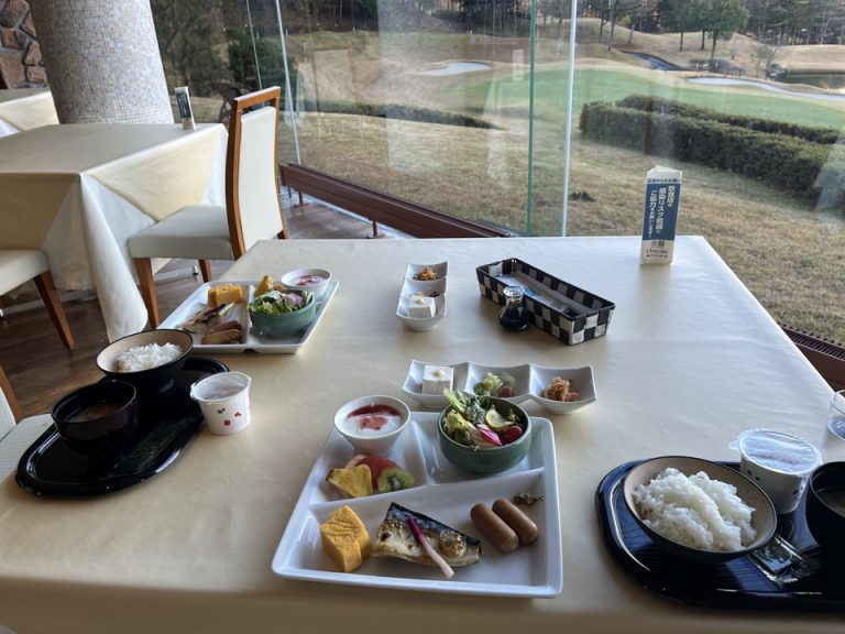 朝はパン、ご飯、お味噌汁おかわり自由です。