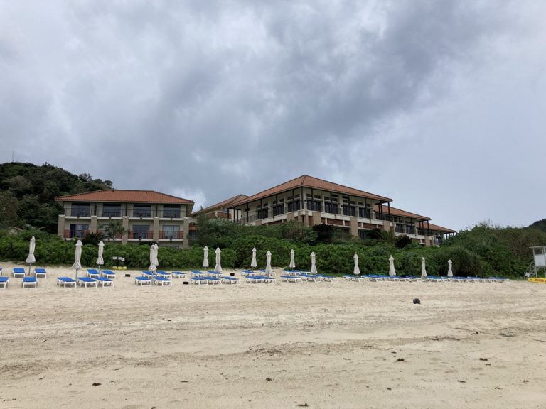 ビーチからみたリゾート全体。琉球瓦がとても美しいです