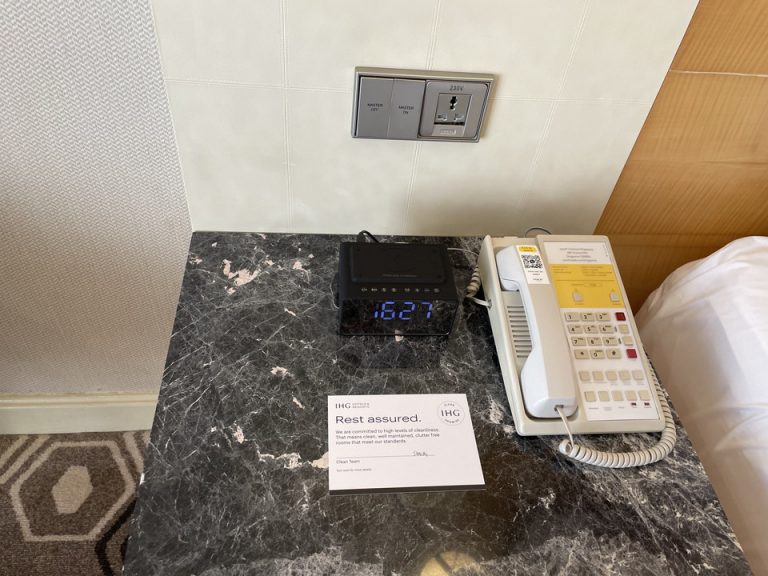 サイドテーブル左