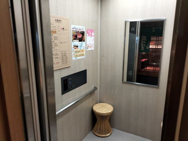 エレベーター内観 (2)