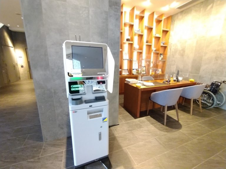 ロビー階に外貨両替機とコンシェルズデスク