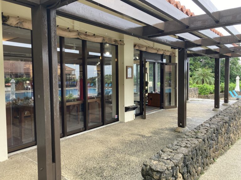 ショップ。お土産類の品揃えは少なめでした。