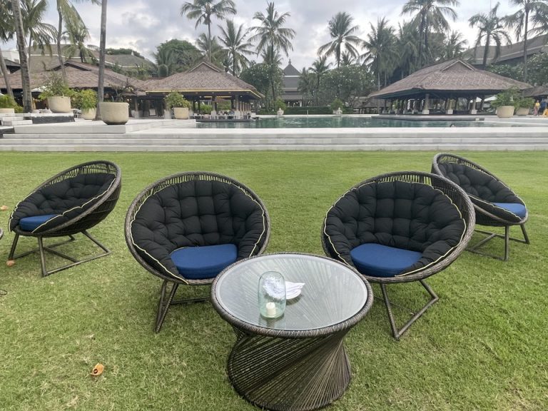 プールとビーチの間のスペース