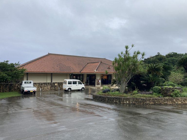 フロント全体。琉球瓦が美しいです