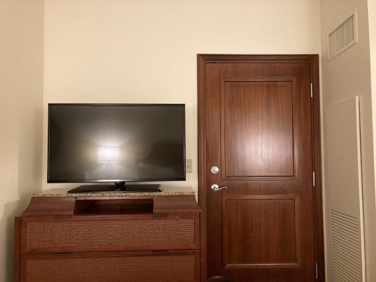 ベッド方向からTV