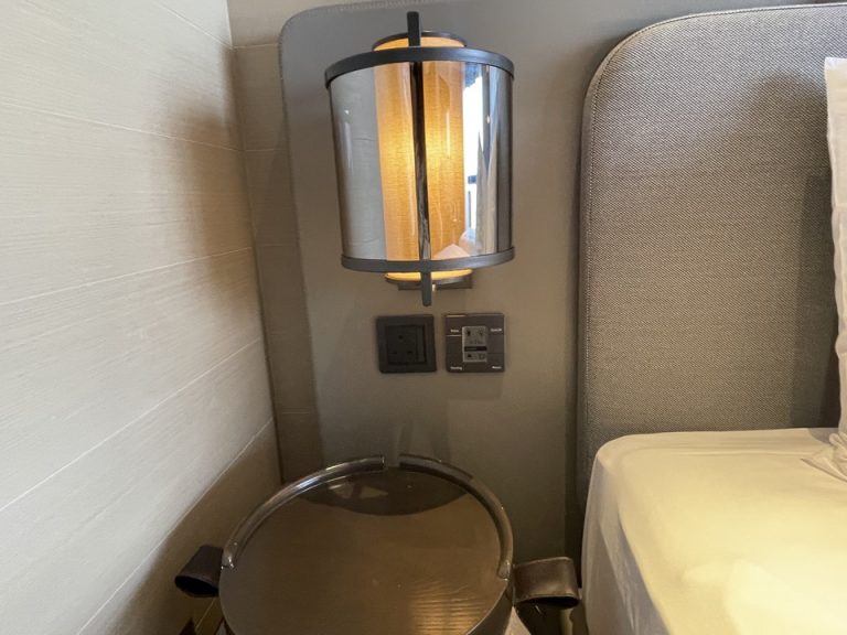 ベッドサイド左