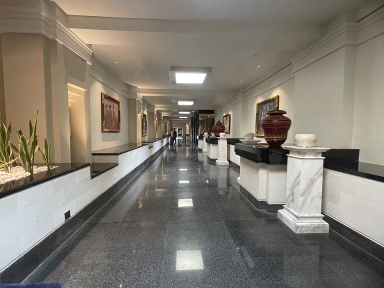 ロビーフロア近くの廊下