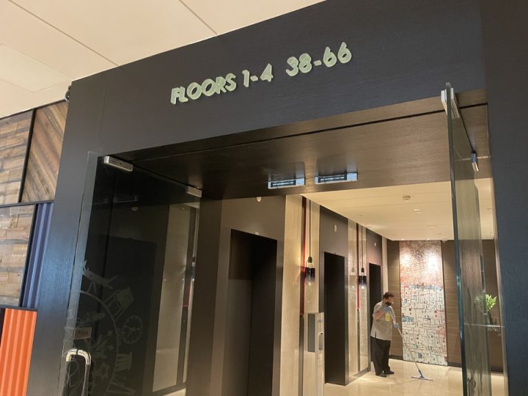 エレベーターホール入り口