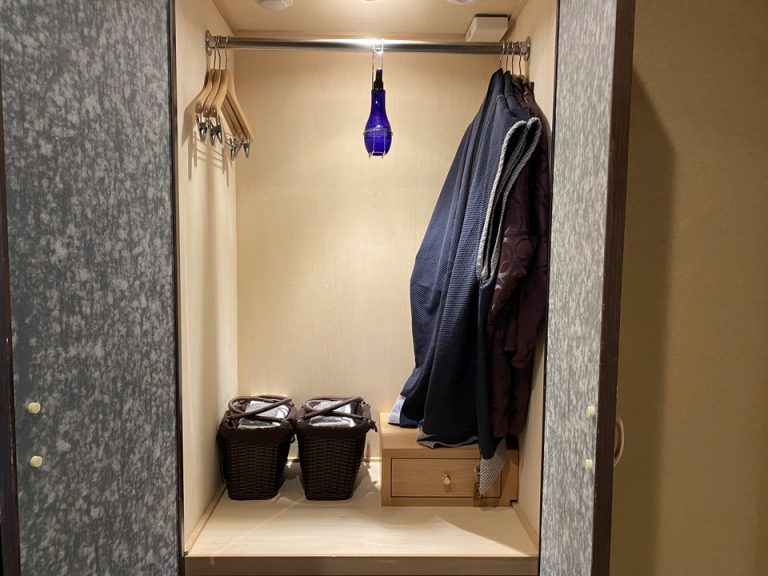 クローゼット外観(開)2