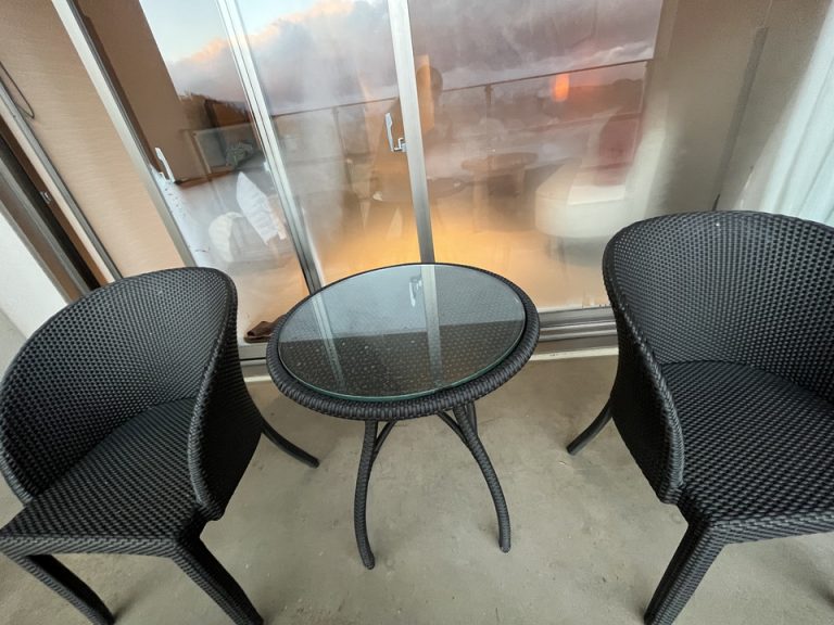 バルコニーは広々で、椅子とテーブルもありました。