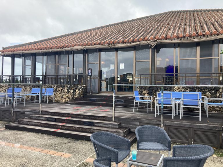 軽食が楽しめるバー。プールに隣接しています