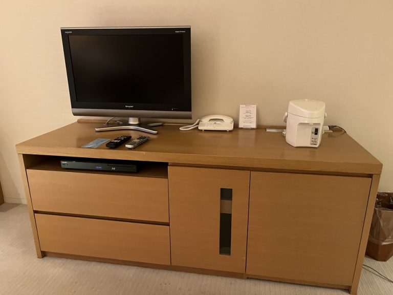 DVDプレーヤーもありました。他は電話とポットです