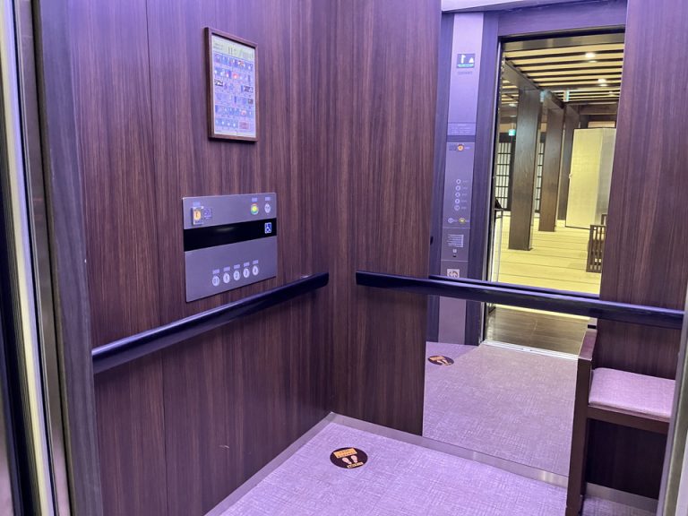 エレベーター内観1