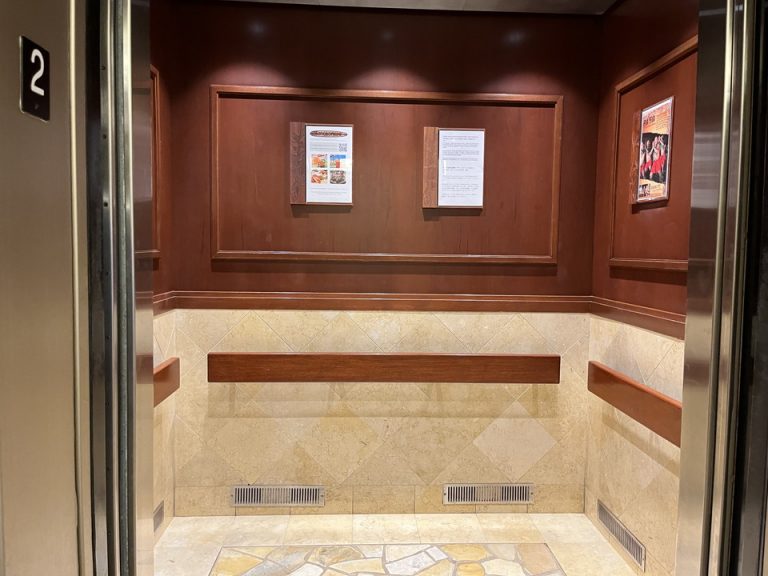 エレベーター内観