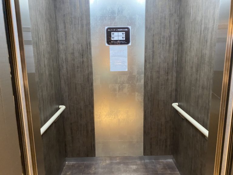 エレベーター内観