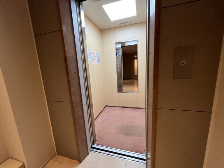 エレベーター内観