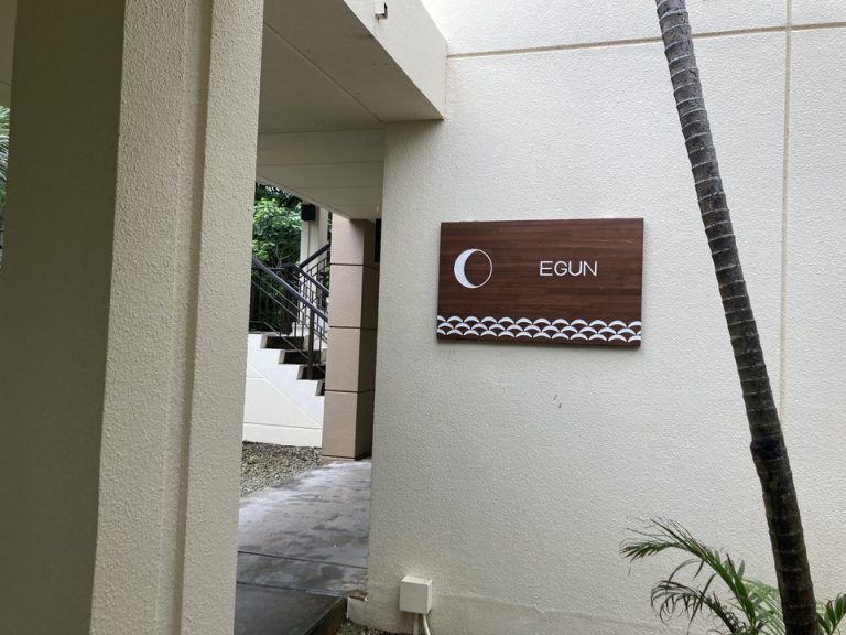 フロントを挟んでいくつもの棟があります